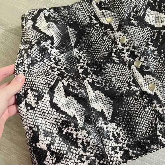 NWT Urban Outfitters Snake Skin Print Mini Skirt With Buttoned Front Small - Picture 2 of 6